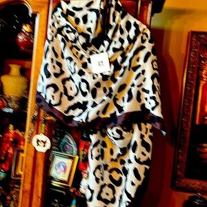 NWTAnne Klien large shawl.WhiteBlackBrownanimal print.Transitional fashion piece